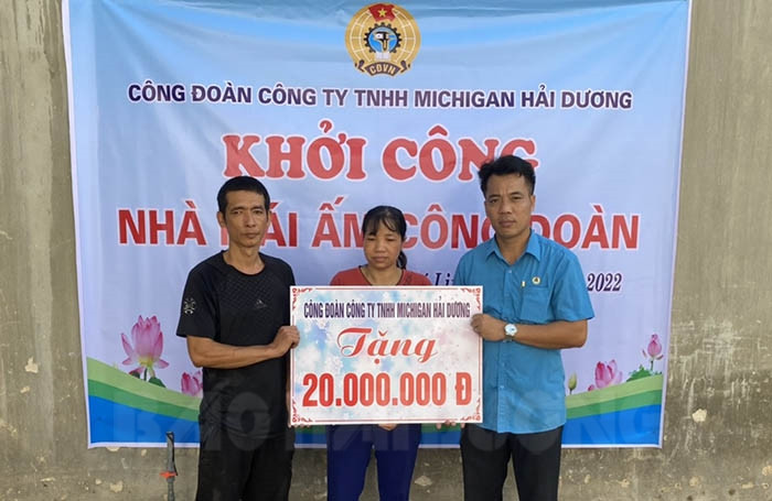 Trade Union of Michigan Hai Duong Co Ltd offers financial support to build "trade union shelter"